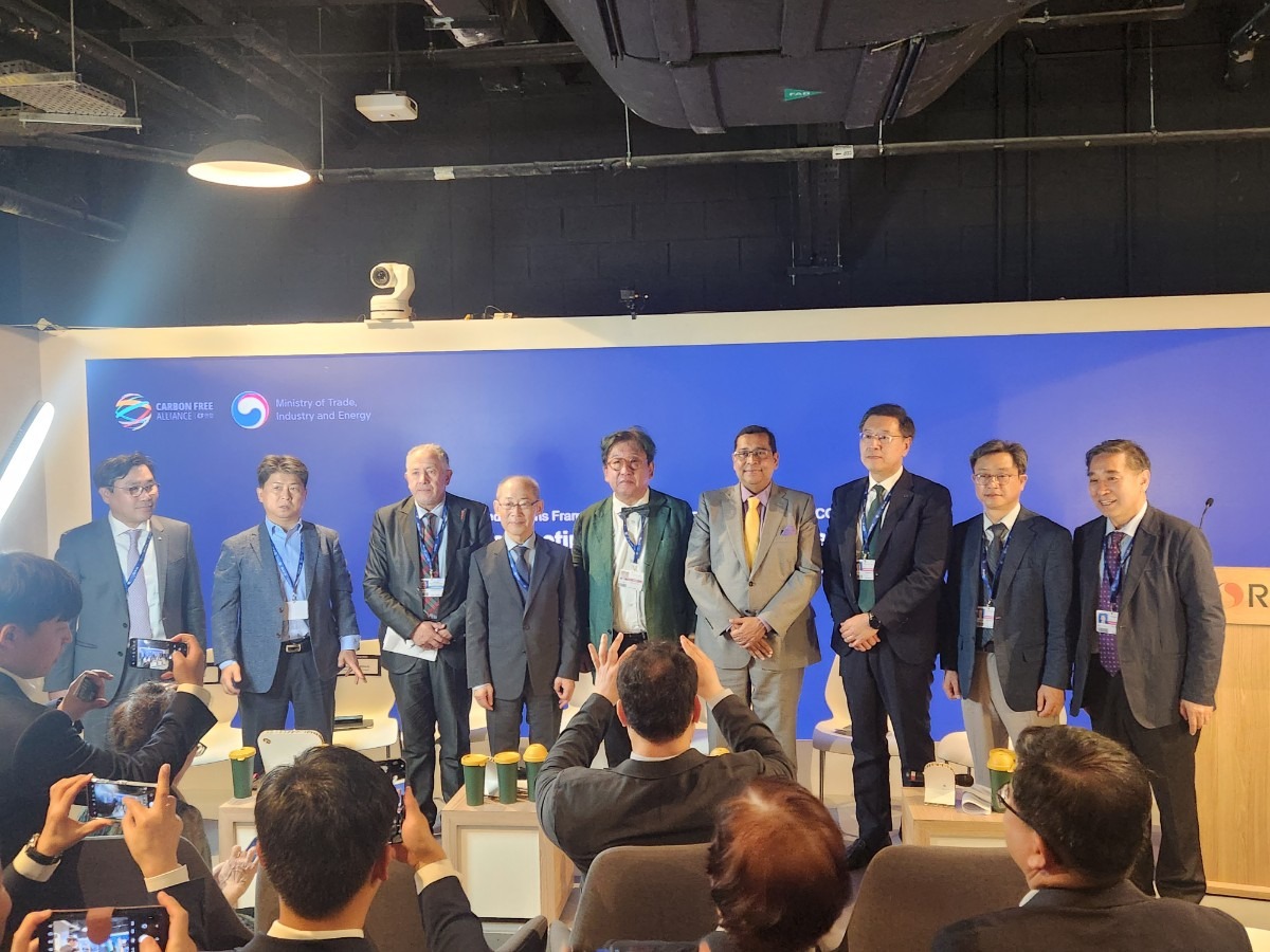 Participants in a roundtable on the global diffusion of carbon-free energy initiatives on Dec. 5 pose for photos in Dubai, the United Arab Emirates, on the sidelines of the Conference of the Parties to the United Nations Framework Convention on Climate Change, aka COP28. (Ministry of Trade, Industry and Energy) 