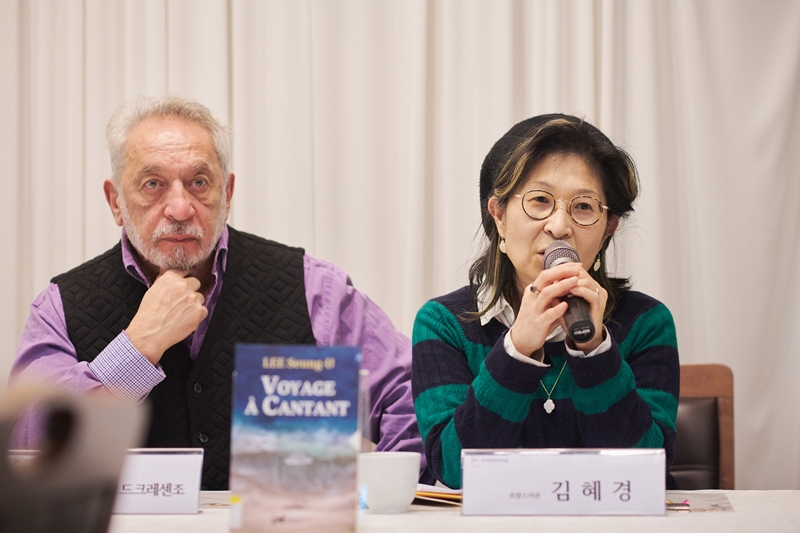 Translator Kim Hye-gyeong (right), who won one of this year's grand prizes from LTI Korea with her French husband Jean-Claude De Crescenzo, on Dec. 6 discusses her craft at a news conference held at Seoul's Jongno-gu District. (LTI Korea)