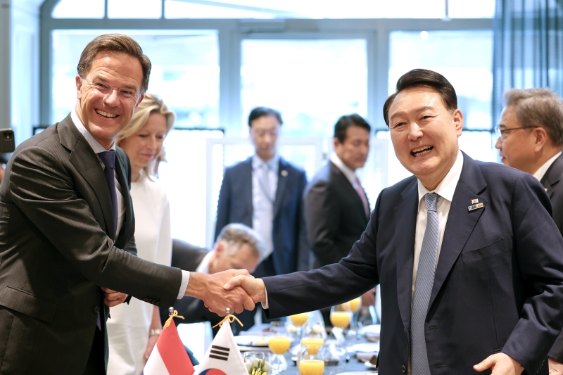 President Yoon Suk Yeol (right) and Dutch Prime Minister Mark Rutte in July shake hands at their luncheon meeting at a restaurant in Vilnius, Lithuania, on the sidelines of the annual NATO Summit. (Kim Yong Wii from Office of the President)