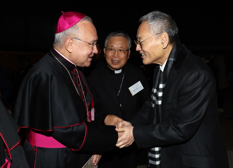 Minister of Culture, Sports and Tourism Yu In Chon (right) on Nov. 17 exchanges a handshake with Archbishop Edgar Pena Parra, substitute for Vatican City's Secretariat of State, at the exhibition 