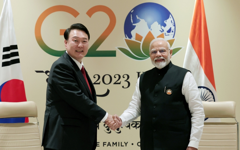 President Yoon Suk Yeol (left) on Sept. 10 shakes hands with Indian Prime Minister Narendra Modi at the Group of 20 Summit held at Bharat Mandapam, aka the International Exhibition-cum-Convention Centre, in New Delhi, India. (Kim Yong Wii from Office of the President) 