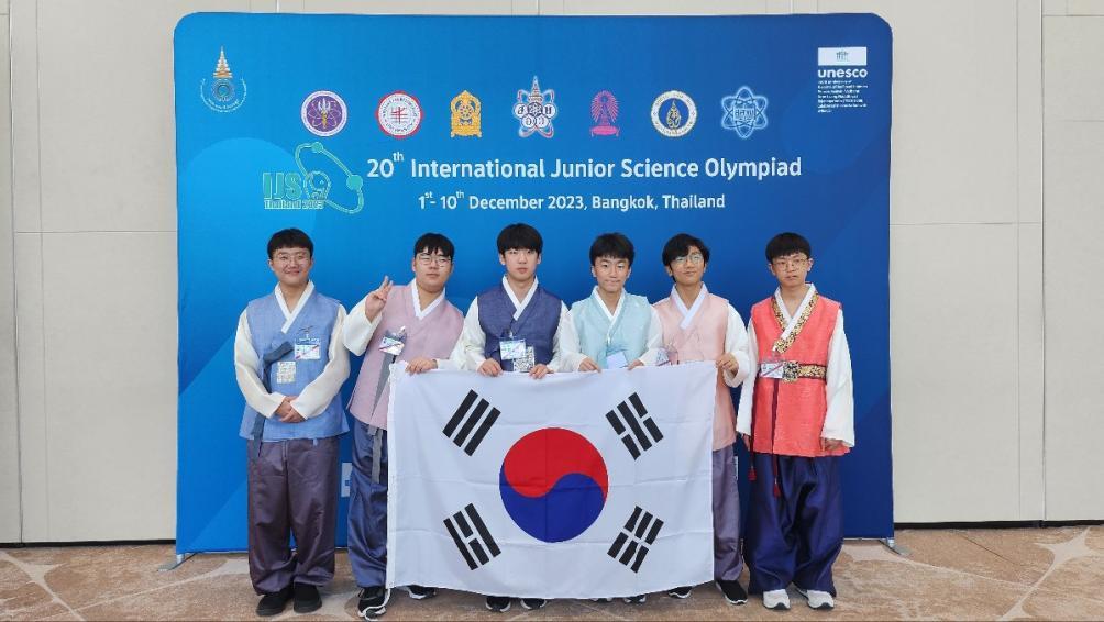 All six members of the national team won gold medals at the International Junior Science Olympiad held from Dec. 1-9 in Bangkok, Thailand. From left are Lee Seo-jun (second year at Dankook University Middle School), Suh Ji-woon (second year at Shiheung Gaon Middle School), Kim Hyeon-seong (third year at Daean Middle School), Min Gyung-suh (second year at Jangjeon Middle School), Lim Han-gyeol (second year at Incheon Cheongna Middle School) and Kim Si-hyun (second year at Donghae Middle School). (Ministry of Science and ICT) 