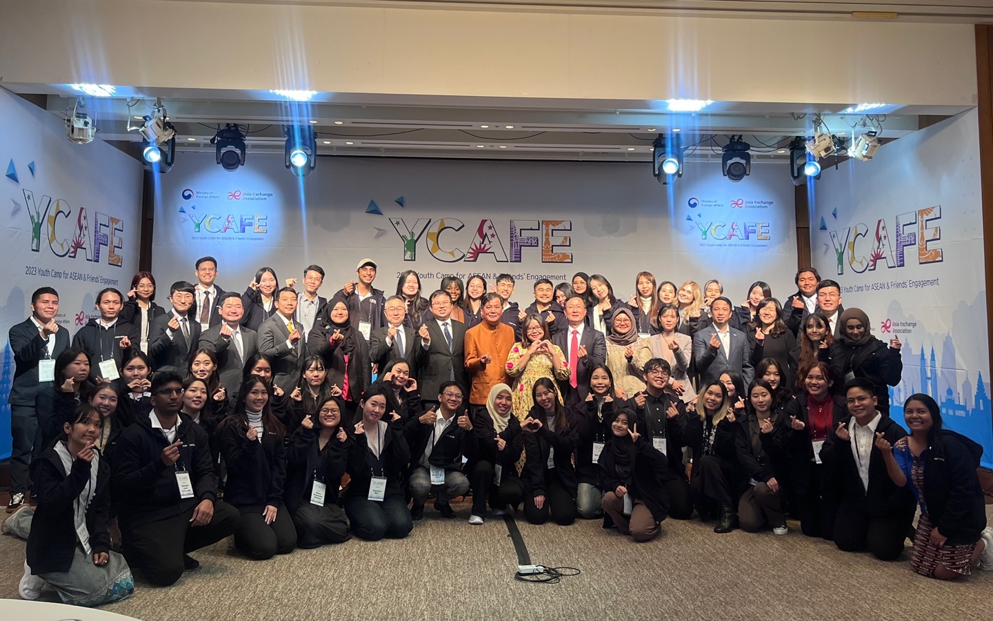 Delegates at the Youth Camp for ASEAN and Friends' Engagement on Nov. 27 pose for a group photo at the opening ceremony held at the Shilla Hotel in Seoul. (Asia Exchange Association)