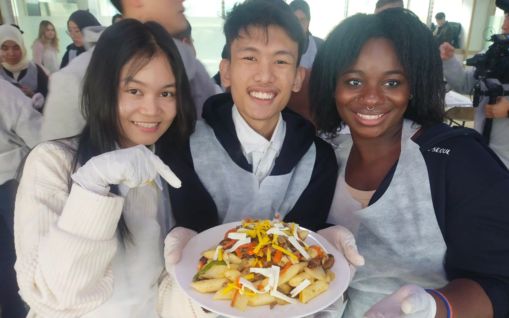 캠프 참가자들은 한국의 보물 같은 요리를 경험합니다.  (존 악셀 오렌시아)