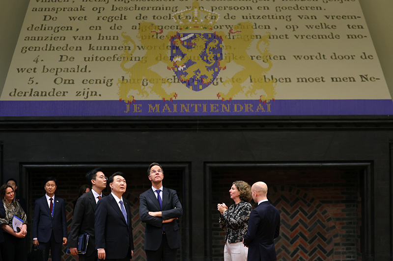 President Yoon Suk Yeol (fourth from right) on Dec. 13 tours Ridderzaal (Hall of Knights) in The Hague with Dutch Prime Minister Mark Rutte (third from right). (Jeon Han)