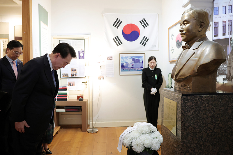 President Yoon Suk Yeol on Dec. 13 bows before the bust of patriotic martyr Yi Jun at the Yi Jun Peace Museum in the Dutch city of The Hague. (Kim Yong Wii from Office of the President)