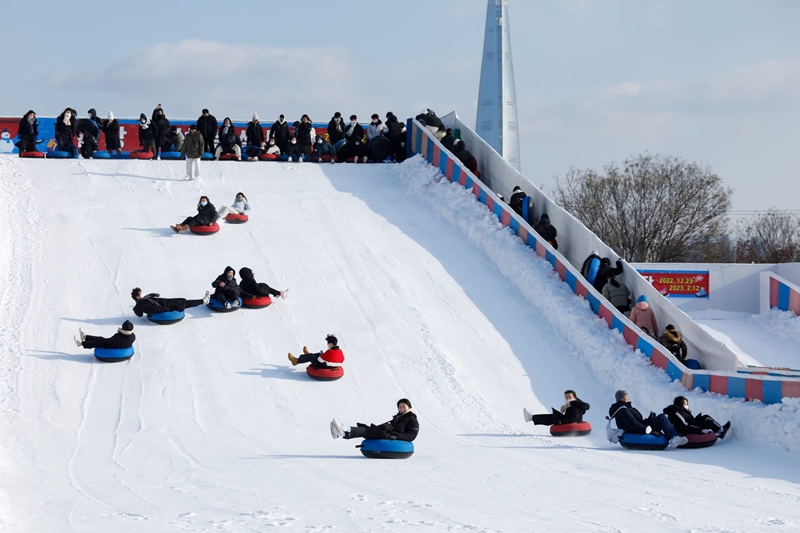 The Seoul Metropolitan Government from Dec. 22 to Feb. 22 will run a sledding slope at the Hangang Parks of Ttukseom, Jamwon and Yeouido. Shown are people sledding down the Ttukseom park in Seoul's Gwangjin-gu District. 