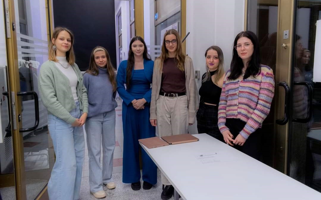 Hwangsae President Oliwia Kuna (third from left) and Vice President Patrycja Dekiert (third from right) pose for a photo with other group members.