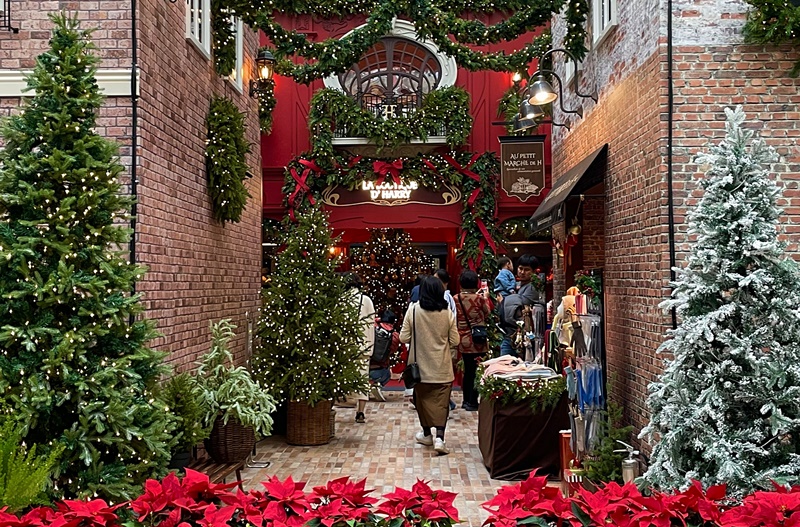 A great place to see wonderful Christmas-themed stores is The Hyundai Seoul, one of the largest shopping malls in the country. Located at Yeongdeungpo-gu District the complex sells seasonal items and confectionary like the teddy bear Harry. (Lee Dasom) 