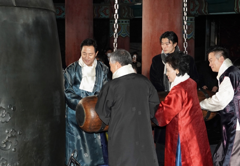 Seoul Mayor Oh Se-hoon (far left), national soccer player Cho Gue-sung (third from right) and selected Seoul residents on Jan. 1 ring the Bosingak Belfry to mark the arrival of 2023. (Seoul Metropolitan Government)