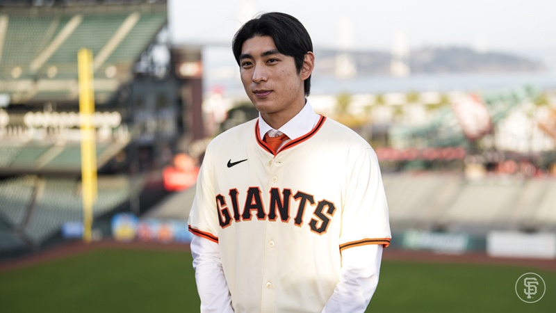 The San Francisco Giants on Dec. 17 released a photo of new signee Lee Jung-hoo wearing the team uniform on the franchise's official social media accounts. (Giants' official X account) 