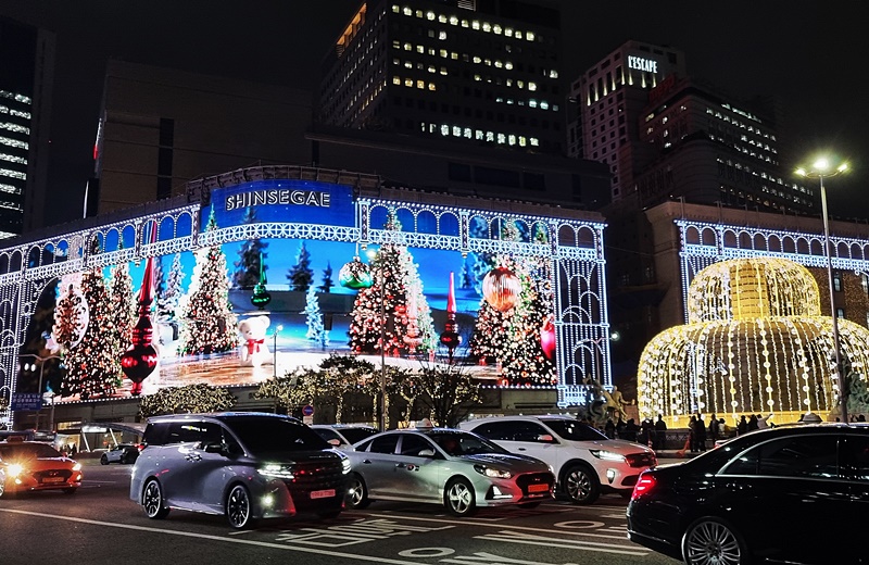 The main branch of Shinsegae Department Store in Seoul's Jung-gu District shows the largest media facade in the nation's history that uses 3.75 million LED chips. Through Jan. 31, popular Christmas characters like Rudolph the Red-nosed Reindeer and kid soldiers will decorate the outer walls of the store. (Aisylu Akhmetzianova) 