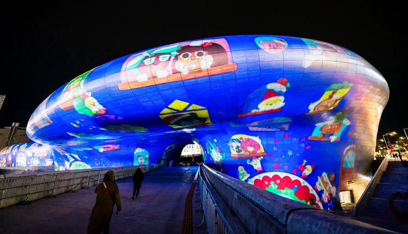 Dongdaemun Design Plaza (DDP) in Seoul's Dongdaemun-gu District through Dec. 31 will host Winter Festival DDP, the country's largest media arts event that features programs like the DDP Christmas Market, New Year's countdown and concerts. (Seoul Metropolitan Government) 