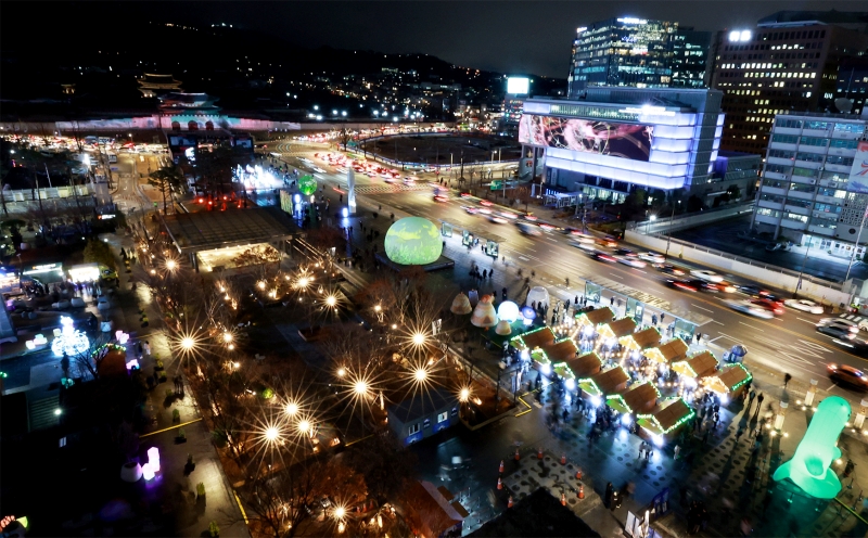 Marking its 15th year, the Seoul Lantern Festival, which runs through Jan. 21, has expanded from Gwanghwamun Square to Cheonggyecheon Stream and Seoul Plaza. Take selfies next to the big Christmas tree at Cheonggyecheon Plaza and see beautiful lantern art such as Secret Door, Alice in Wonderland, and Whale and Turtle. (Yonhap News) 