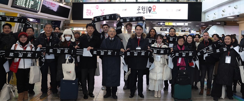 Minister of Culture, Sports and Tourism Yu In Chon on Dec. 21 shouts the slogan 