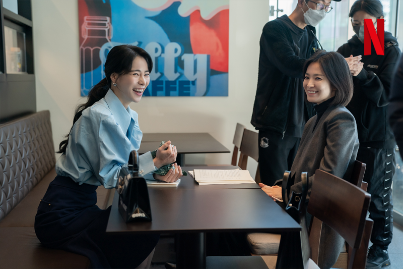 Backed by the worldwide popularity of K-dramas, the export volume of domestic broadcast programs last year broke the USD 500 million mark for the first time. Shown is a behind-the-scenes moment from the hit Netflix series 