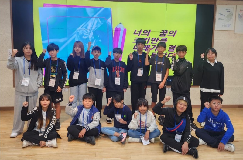 Participants in the Global Competency Enhancement Training Program for Multicultural Children pose for a group photo. (Gwangyang Office of Education)