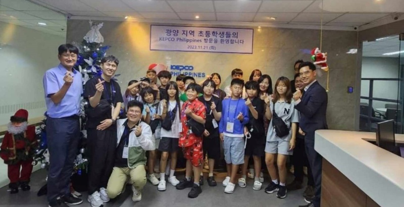 Korean Philippine children visit the Philippines branch of Korea Electric Power Corp. in Makati, Metro Manila. (Gwangyang Office of Education) 