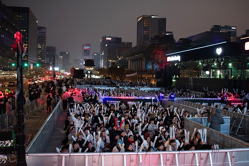 Esports fans on Nov. 19 watch a livestream of the finals of this year's League of Legends World Championship at Gwanghwamun Square in Seoul's Jongno-gu District. (Choi Jin-woo)