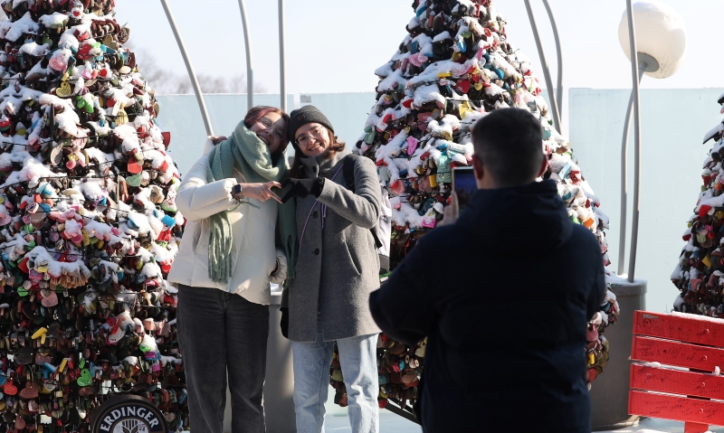The number of foreign tourists from January to November this year reached 9.95 million, a 275.9% jump from the same period last year. Shown are two visitors on Dec. 24 on Namsan Mountain in Seoul's Jung-gu District. (Yonhap News);