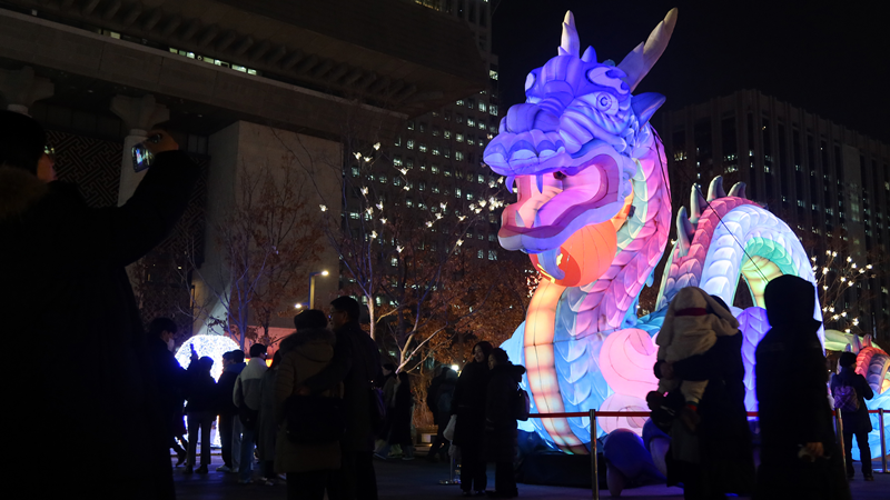 A large blue dragon figure made of Hanji (traditional paper) is displayed at Gwagnhwamun Square in downtown Seoul's Jongno-gu District to mark the arrival of 2024. (Lee Jun Young)