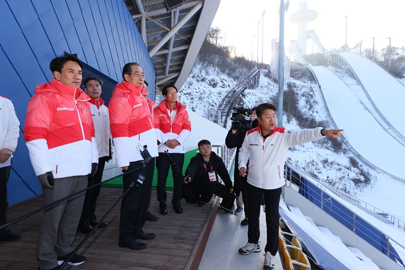 Prime Minister Han Deok-soo (second from left in first row) on Jan. 4 receives a briefing while inspecting the bleachers at Alpensia Ski Jumping Centre in Pyeongchang-gun County, Gangwon-do Province. (Prime Minister's Office)