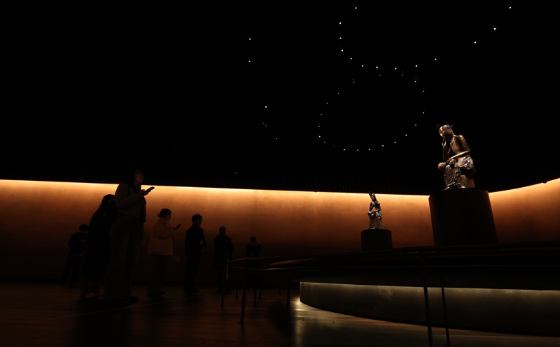 The Room of Quiet Contemplation is exclusively for the two statues of Pensive Bodhisattva. Its ceiling symbolizes the stars and universe and the red clay wall gently exudes a soft scent of cinnamon and cypress in a room of around 440 square m. The floor gets higher the deeper one goes into the room, and the walls are slanted. 