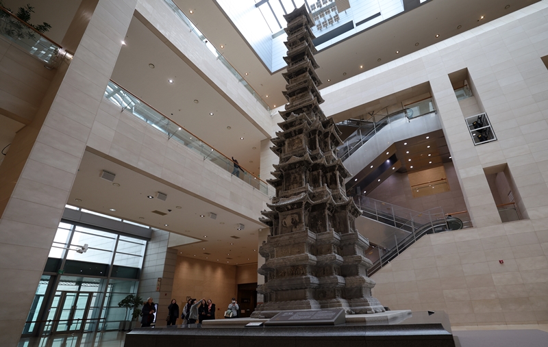 The Ten-story Stone Pagoda from Gyeongcheonsa Temple Site is 13.5 m tall, or the height of a five-story apartment building. Designated a National Treasure in 1962, the relic has a foundation layer and its first to third layers showing influences from Mongolian and Tibetan Buddhism, while the fourth to 10th layers show traditional Korean styles. 