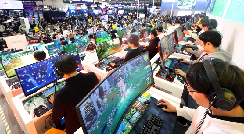 Korean games last year showed high popularity in emerging markets like Brazil, India and Saudi Arabia. Shown are visitors in November last year playing games at G-Star 2023 at the Busan Exhibition and Convention Center, aka BEXCO, in the port city's Haeundae-gu District. (Yonhap News)