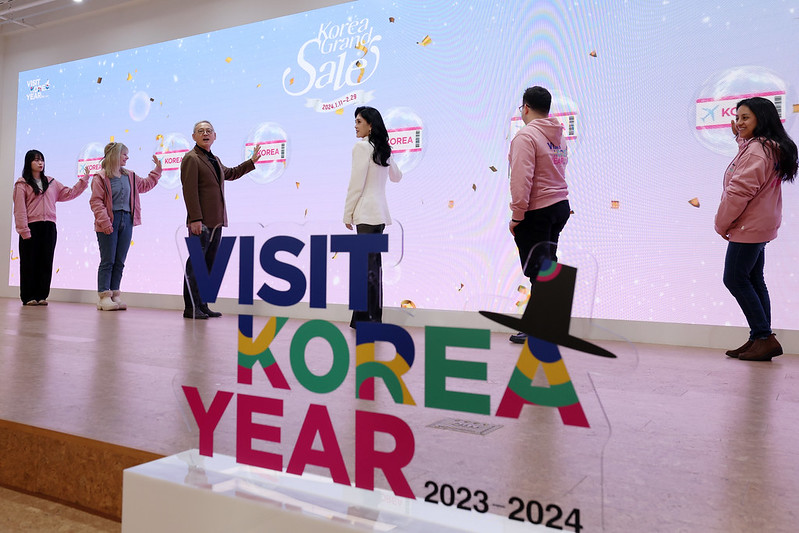 Minister of Culture, Sports and Tourism Yu In Chon (third from left) on Jan. 11 poses for photos with Visit Korea Committee Chairperson Lee Boo-jin (third from right) and others attending the opening ceremony of Korea Grand Sale 2024 at Ondream Society in the Myeong-dong neighborhood of Seoul's Jung-gu District. 