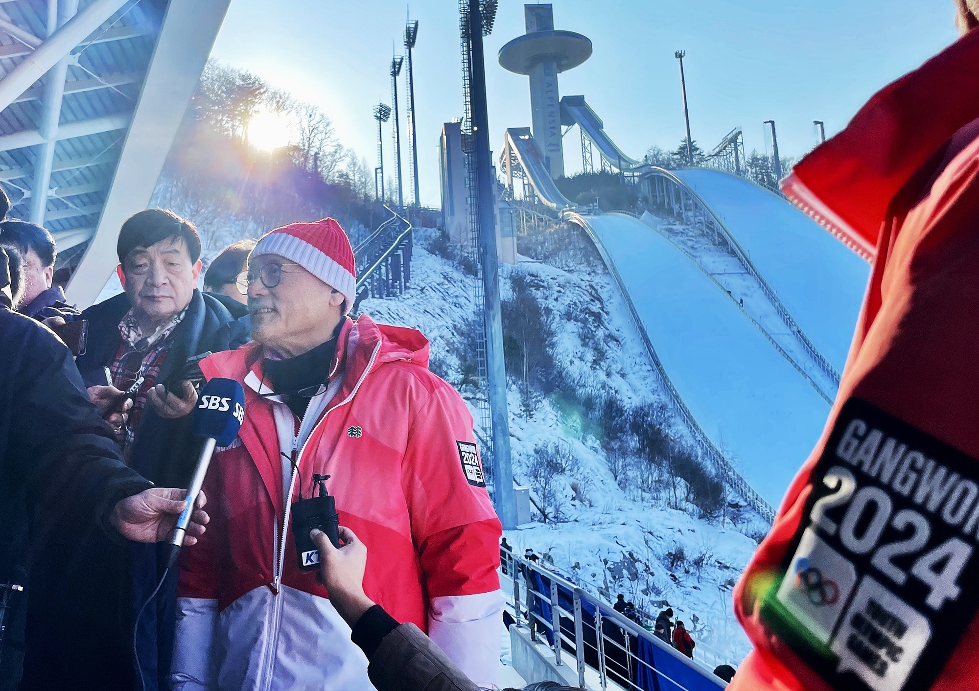 Culture, Sports and Tourism Minister Yoo In Chon on Jan. 12 answers questions from reporters after inspecting facilities at Alpensia Ski Jumping Centre to check preparations ahead of the Winter Youth Olympics in Gangwon-do Province.