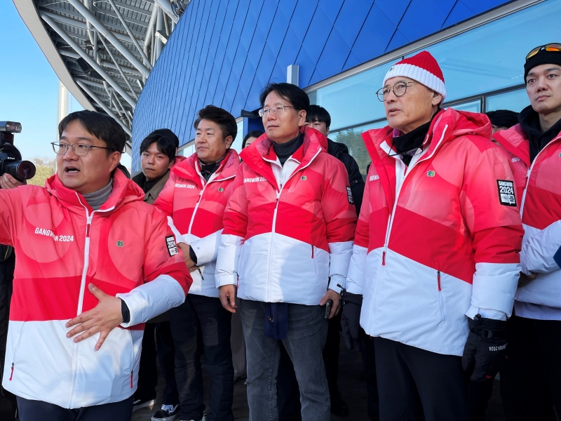  Minister of Culture, Sports and Tourism Yu In Chon (second from right) on Jan. 12 visits Alpensia Ski Jumping Centre of Alpensia Resort in Pyeongchang-gun County, Gangwon-do Province, to inspect preparation for this year's Winter Youth Olympics.