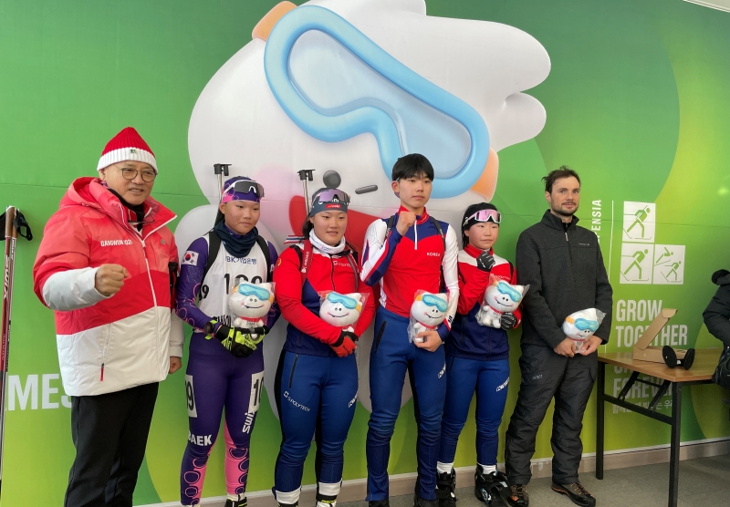 Minister of Culture, Sports and Tourism Yu In Chon (left) on Jan. 12 takes a photo with biathlon athletes at Alpensia Biathlon Centre of Alpensia Resort in Pyeongchang-gun County, Gangwon-do Province. 