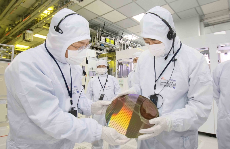 Minister of Trade, Industry and Energy Ahn Duk-geun (right) on Jan. 11 examines the semiconductor production line at SK Hynix's plant in Icheon, Gyeonggi-do Province. (Ministry of Trade, Industry and Energy)