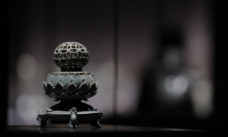 Celadon Incense Burner with Openwork was designated a National Treasure in 1962 as an artwork representing fanciness and elegance. (Lee Jun Young)