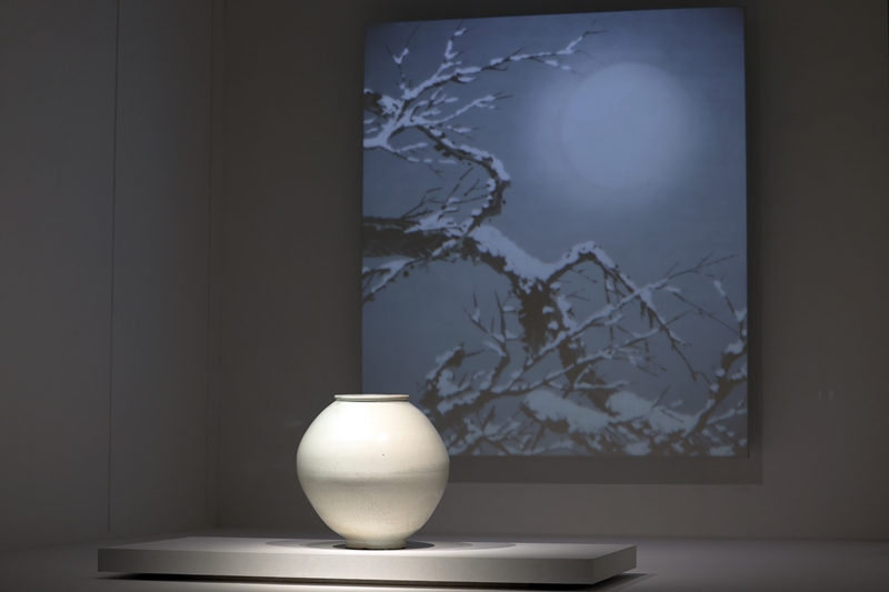 The height and diameter of White Porcelain Moon Jar is about 40 cm. Queen Elizabeth II of the U.K. called it the world's most beautiful porcelain and the British auction company Christie's on March 1, 2023, in the written piece 