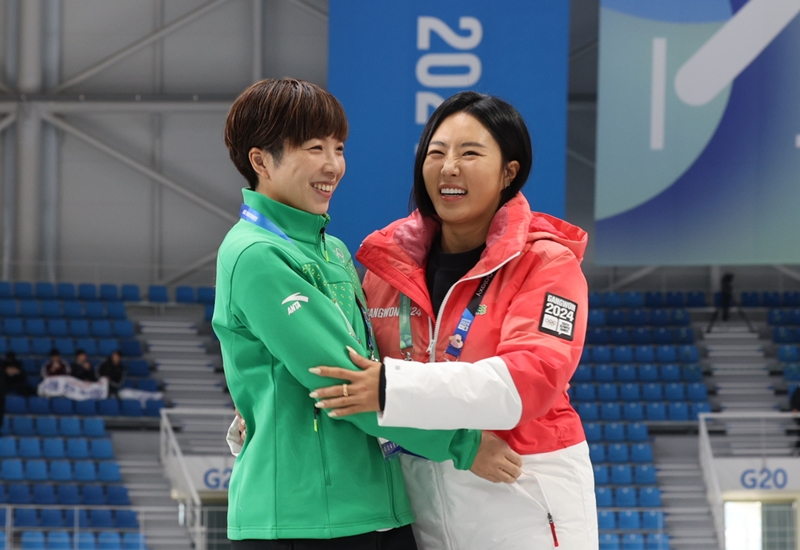 이상화 2024 강원동계청소년올림픽대회 공동조직위원장과 2018년 평창 동계올림픽 스피드 스케이팅 여자 500m 금메달리스트인 일본의 고다이라 나오가 22일 오전 강원도 강릉 스피드스케이트장에서 다시 만났다. 