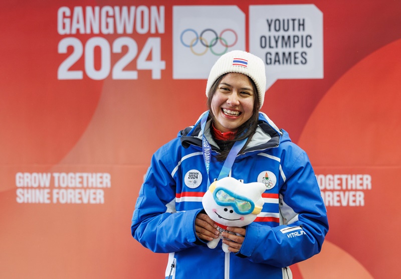 Agnese Campeol of Thailand on Jan. 22 won a silver medal in women's monobob (single-person bobsleigh) at Alpensia Sliding Centre in Pyeongchang-gun County, Gangwon-do Province, her nation's first medal in a Youth Winter Olympics. She is shown that day smiling for the cameras after receiving her medal. 