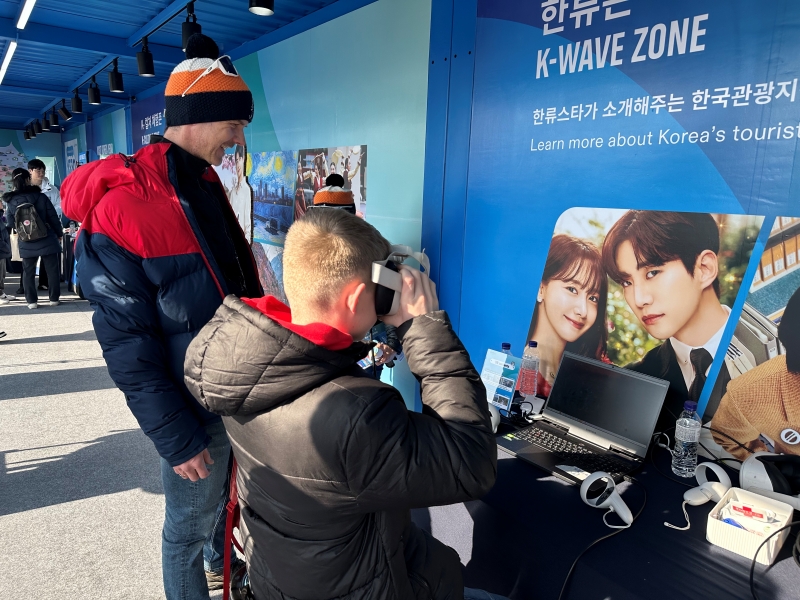 Visitors to the promotional booth of the cultural experience zone at Gangneung Hockey Centre in Gangneung, Gangwon-do Province, on Jan. 22 try virtual reality goggles for an immersive view of domestic tourist destinations. (Ministry of Culture, Sports, and Tourism)
