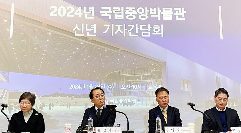National Museum of Korea Director General Yoon Sung-yong (second from left) on Jan. 24 presents his organization's major plans this year at a New Year's news conference held at his museum in Seoul's Yongsan-gu District. (Xu Aiying)