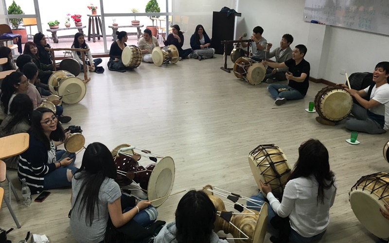 The KSI in Bogota, Colombia, runs interactive programs through Culture Intern, a project designed by the King Sejong Institute Foundation to spread Korean culture. Shown are participants learning samulnori (traditional percussion music).