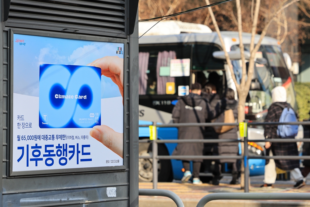A poster at a bus stop in Seoul on Jan. 22 announces the launch of the Climate Card, an unlimited mass transit pass released by the Seoul Metropolitan Government. 
