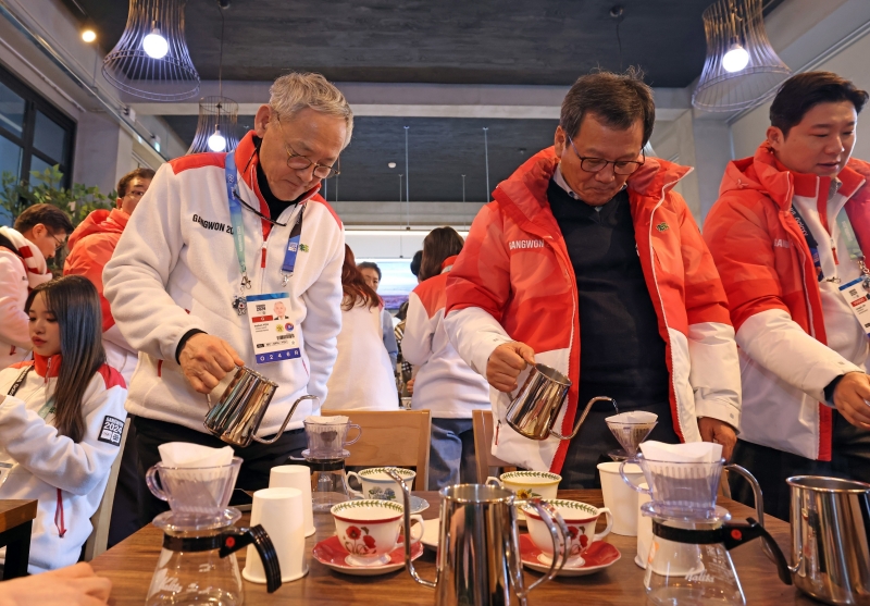 Minister of Culture, Sports and Tourism Yu In Chon (left) on Jan. 26 makes hand drip coffee at Park Yi-chu Coffee Factory as part of the event 