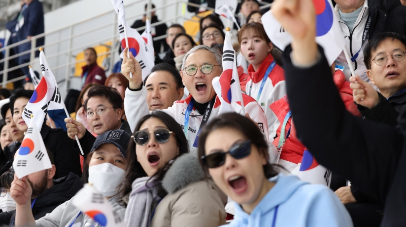 Minister of Culture, Sports and Tourism Yu In Chon on Jan. 26 cheers the national speedskating team competing in the mass start event at the Gangneung Oval in Gangneung, Gangwon-do Province.