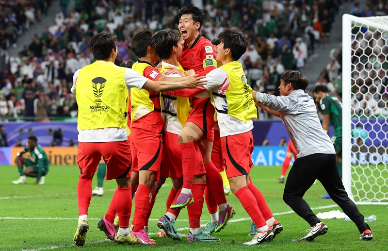 The national soccer team on Jan. 30 celebrates after forward Cho Gue-sung of Denmark's FC Midtjylland scores the tying goal in the 54th minute of the second half in the second round of the Asian Cup at Education City Stadium in Al Rayyan, Qatar. (Yonhap News)