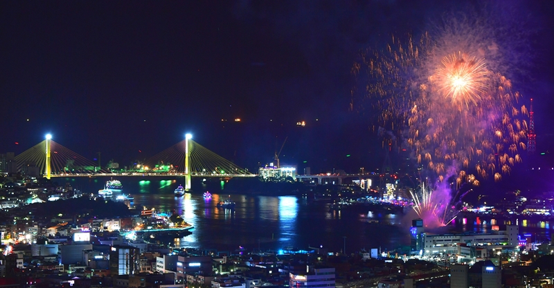 Gongju, Chungcheongnam-do Province, Yeosu, Jeollanam-do Province, and Seongju-gun County, Gyeongsangbuk-do Province, have been named this year's specialized cities for night tourism. Shown is an evening view of Yeosu.