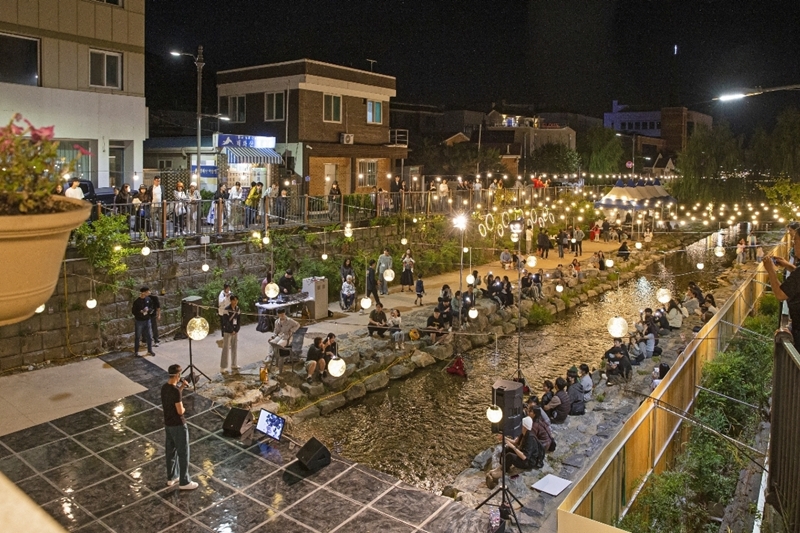 This scene in Gongju, Chungcheongnam-do Province, one of this year's selections as a specialized city for night tourism, shows a busking performance at the city's Jemincheon Stream during the event Gongju Culture Night (Sept. 8-Oct. 18, 2023).
