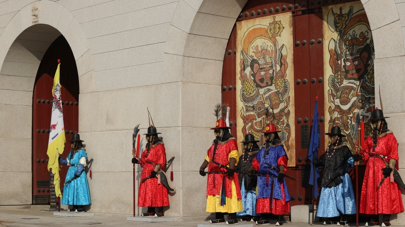 Admission to the four main royal palaces of Seoul, Jongmyo Shrine, Royal Tombs of the Joseon Dynasty and the royal tomb of King Sejong the Great will be free during the Seollal (Feb. 9-12) holidays. Seen are the chief gatekeeper and his fellow guards in front of Gwanghwamun Gate at Gyeongbokgung Palace in Seoul. (Korea.net DB) 
