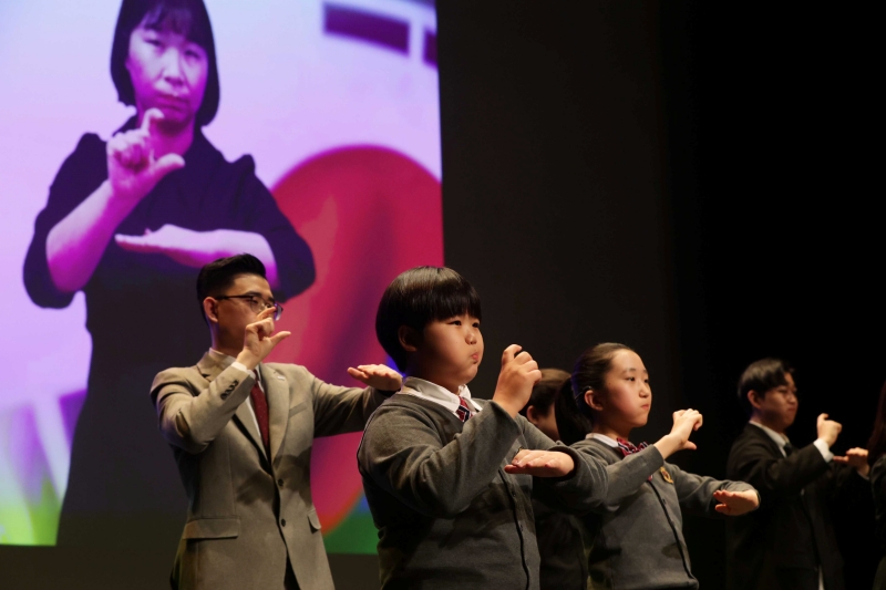 2일 오후 서울 서대문구 모두예술극장에서 열린 ‘제4회 한국수어의 날’ 기념식에서 합창단이 수화언어로 애국가를 부르고 있다. 연합뉴스 