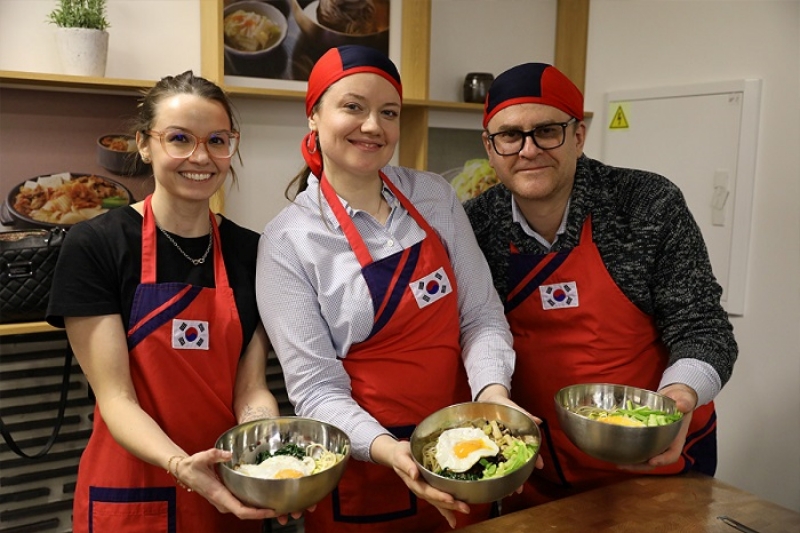 Participants in a Korean food master class held in December last year by the Korean Cultural Center (KCC) in Moscow pose for photos with bibimbap (mixed rice with meat and vegetables). (KCC in Moscow) 